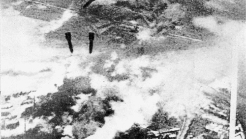 Niemiecki Heinkel He 111 zrzuca bomby na Warszawę