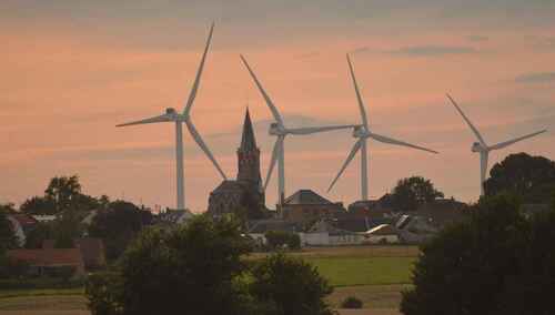 Farma wiatrowa (zdj. ilustracyjne)