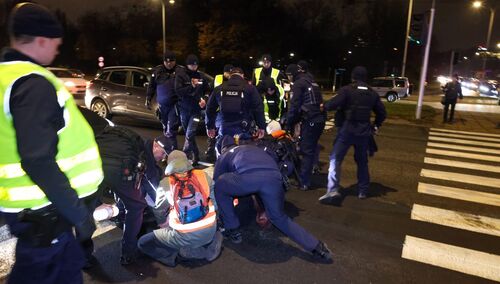 Ekoaktywiści z Ostatniego Pokolenia podczas protestu na Wisłostradzie