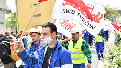 „Ręce precz od Turowa”. Pracownicy kopalni i elektrowni Turów protestowali we Wrocławiu