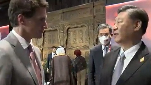 Justin Trudeau i Xi Jinping na szczycie G20 na Bali