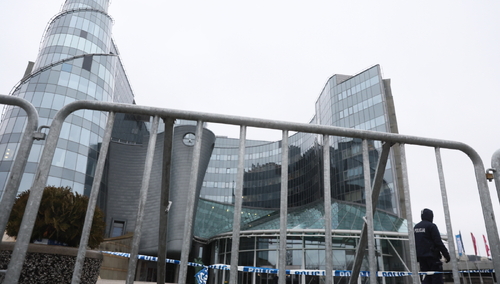 Barierki zniknęły spod Sejmu, ale właśnie pojawiają się pod TVP