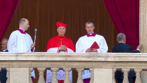 Kard. Mamberti ogłasza nazwisko nowego papieża na balkonie błogosławieństw 