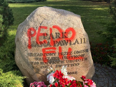 „To niedopuszczalny akt wandalizmu”. Zdewastowano pomnik Jana Pawła II na warszawskim Ursynowie