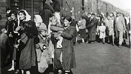 Żydzi z siedleckiego getta wsiadają do pociągu do obozu zagłady w Treblince