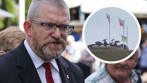Grzegorz Braun usunął flagę Ukrainy z Kopca Kościuszki