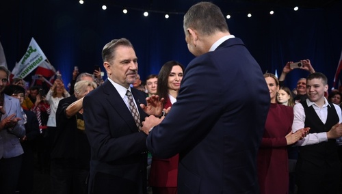 Przewodniczący NSZZ "Solidarność" Piotr Duda i kandydat na prezydenta Karol Nawrocki podczas konferencji programowej w Szeligach 2 marca 2025 r.