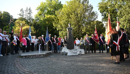 Złożenie kwiatów przy pomniku bł. ks. Jerzego Popiełuszki