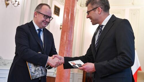 Marcin Warchoł wręczający prezenty Adamowi Bodnarowi