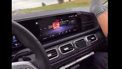 Prezenterka TVN prowadziła samochód i nagrywała córkę, która trzyma nogi na desce rozdzielczej, ze źle zapiętymi pasami [WIDEO]