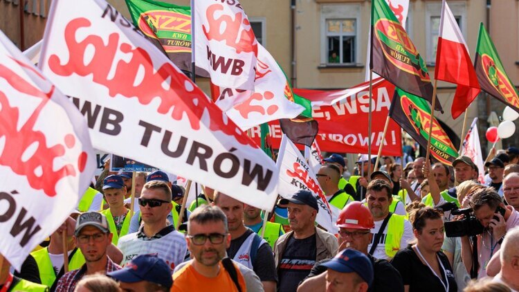 Związkowcy przyjechali na wiec Donalda Tuska