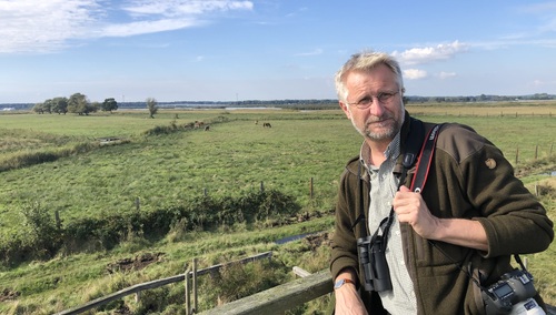 Prof. Piotr Tryjanowski podczas obserwacji ptaków