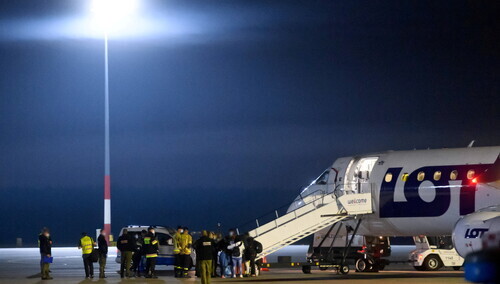 Poznań, samolot z uchodźcami z Afganistanu