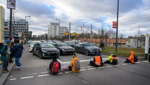 Blokady drogowe na dworcu głównym w Berlinie