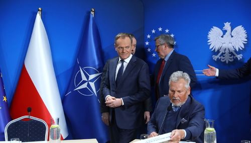 „Ktoś z zewnątrz pomyślałby, że to transmisja z próby puczu”. Były senator PO o spotkaniu Tuska