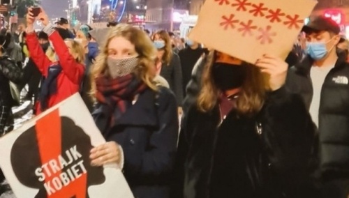 Płonący kościół. Szokująca grafika Strajku Kobiet