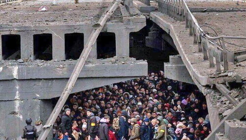 Irpień. Ludzie chroniący się pod mostem