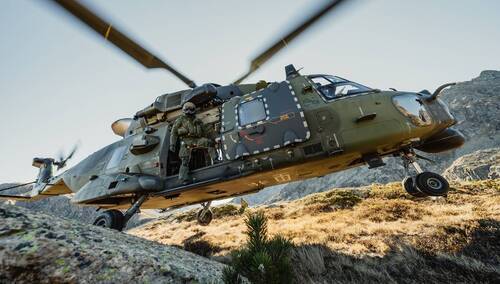 Niemiecki śmigłowiec bojowy w trakcie manewrów