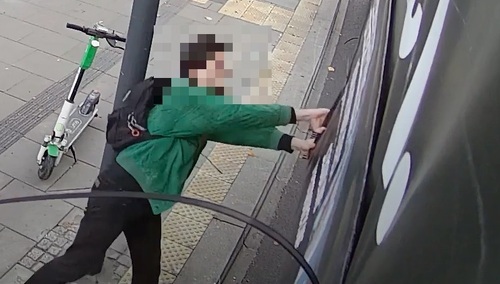 Warszawa. Atak na furgonetkę fundacji Pro – Prawo do Życia [WIDEO]