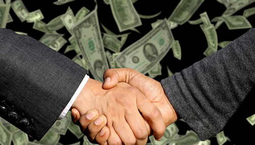 Gotówka, uściśnięte dłonie, zdjęcie podglądowe