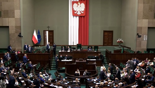 Najnowszy sondaż: Prawo i Sprawiedliwość liderem. Przeciętny wynik ruchu Hołowni