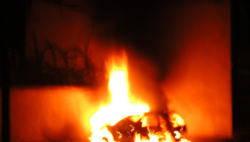 Płonący podczas demonstracji we Francji samochód