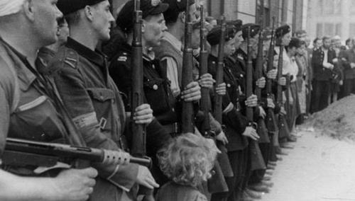 Powstanie Warszawskie. Żołnierze batalionu "Kiliński". Powstańczy pogrzeb 