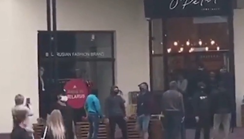 "To się nazywa solidarność!". Kawiarnia w Mińsku chroniła klientów przed tajniakami. Wybito jej szyby, a teraz...