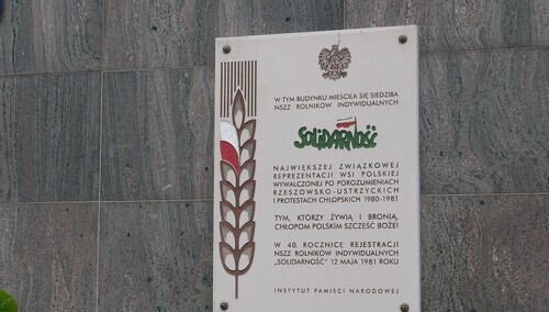 Tablica na budynku pierwszej siedziby NSZZ RI "Solidarność"