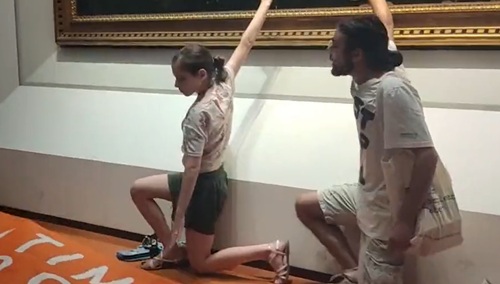 Klimatyści przyklejeni do szyby ochraniającej obraz Boticellego "Wiosna"