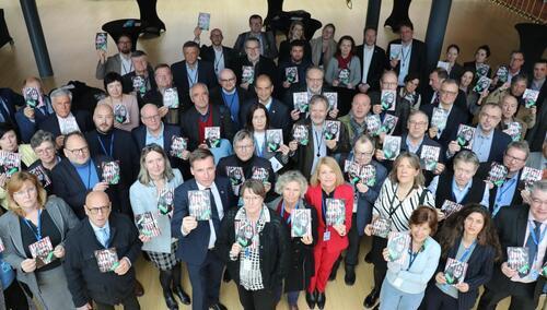 Członkowie EKES-u wypełniają solidarnościowe pocztówki w obronie białoruskich związkowców!