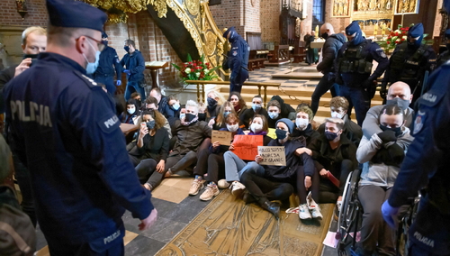 protest w Katedrze Poznańskiej fot. Jakub Kaczmarczyk