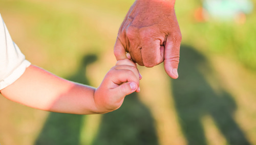 Dziadek trzyma wnuka za rękę