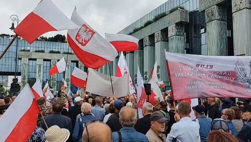 Tłum pod Sądem Najwyższym