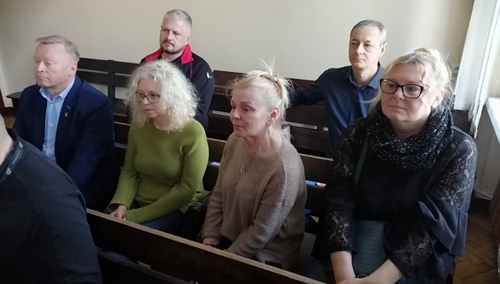 Poszkodowani słuchają ogłoszenia wyroku w sprawie przeciwko Danucie R.