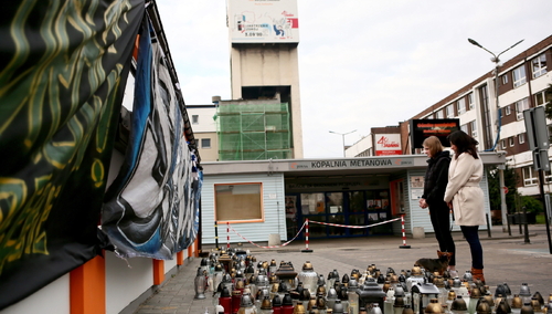  Znicze przed kopalnią węgla kamiennego Borynia-Zofiówka Ruch Zofiówka w Jastrzębiu-Zdroju, 26.04.2022 r.