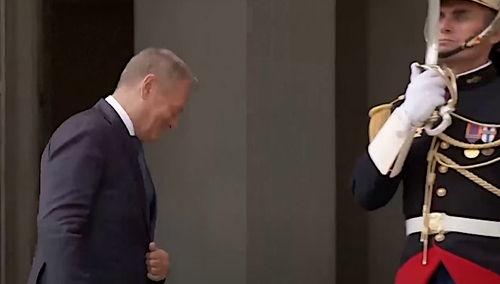 Tusk wchodzi do Pałacu Elizaejskiego