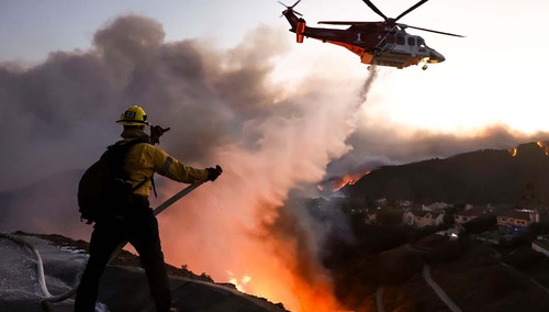Strażacy walczą z ogniem w Los Angeles