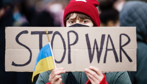 demonstracja przeciwko wojnie na Ukrainie