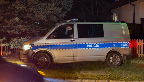 Policja na miejscu, gdzie znaleziono zwłoki 12-letniej dziewczynki