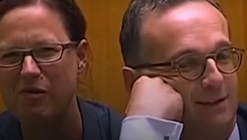 Były MSZ Niemiec Heiko Maas śmieje się podczas przemowy Trumpa w ONZ