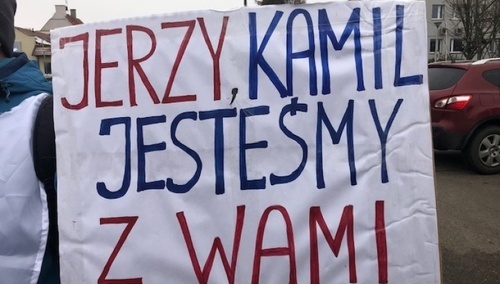 Pikieta poparcia dla zwolnionych działaczy "S" przed browarem w Braniewie