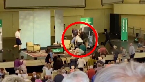 Salman Rushdie dźgnięty nożem w szyję w Nowym Jorku [WIDEO]