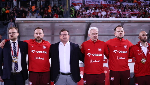 Selekcjoner reprezentacji Polski Jan Urban ze swoim sztabem przed meczem eliminacyjnym piłkarskich mistrzostw świata z Maltą