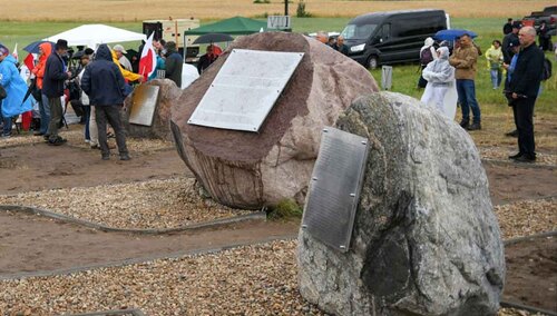Tablice, których treść kwestionuje udział Polaków w zbrodni w Jedwabnem 