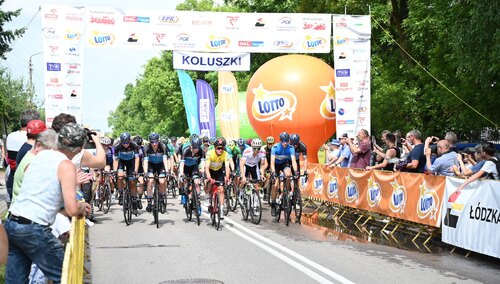 II DZIEŃ – START WYŚCIGU. III etap Wyścigu Solidarności i Olimpijczyków w upalnym słońcu