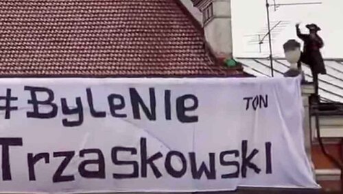 "Zorro" i jego baner podczas wiecu Rafała Trzaskowskiego