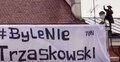 "Zorro" i jego baner podczas wiecu Rafała Trzaskowskiego