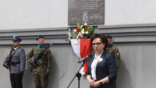 Marszałek Sejmu Elżbieta Witek (P) podczas obchodów Narodowego Dnia Pamięci Ofiar Ludobójstwa dokonanego przez ukraińskich nacjonalistów na obywatelach II Rzeczypospolitej Polskiej, 10 bm. w Kędzierzynie-Koźlu