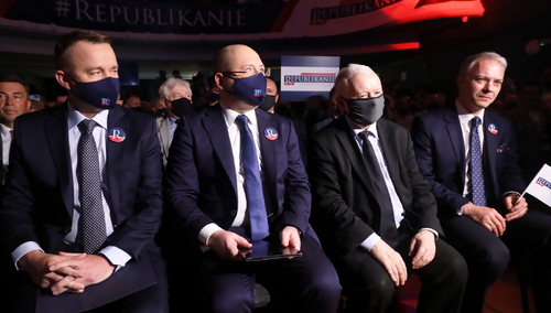  Europoseł PiS Adam Bielan (2L), prezes PiS, wicepremier Jarosław Kaczyński (2P), minister-członek Rady Ministrów Michał Cieślak (L) oraz prezes Stowarzyszenia Republikanie Karol Rabenda (P) podczas Zjazdu Republikańskiego.